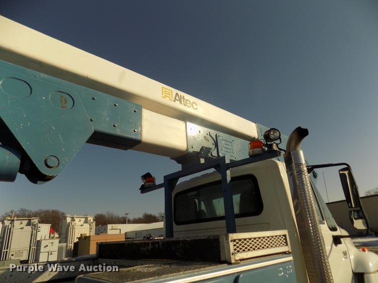 image for item DD2893 2003 International 7400 bucket truck