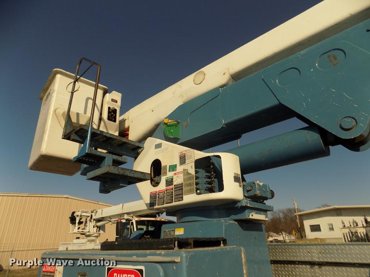 image for item DD2893 2003 International 7400 bucket truck