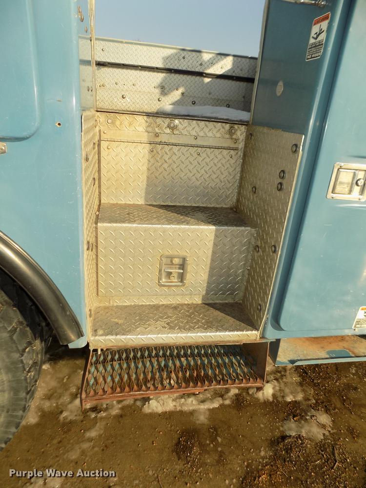 image for item DD2893 2003 International 7400 bucket truck