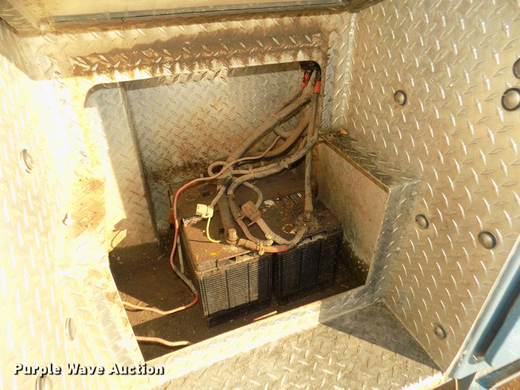 image for item DD2893 2003 International 7400 bucket truck