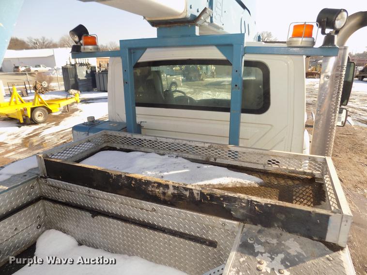 image for item DD2893 2003 International 7400 bucket truck