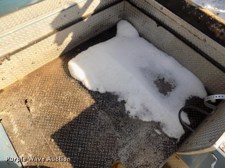 image for item DD2893 2003 International 7400 bucket truck