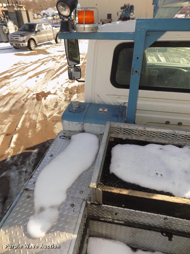 image for item DD2893 2003 International 7400 bucket truck