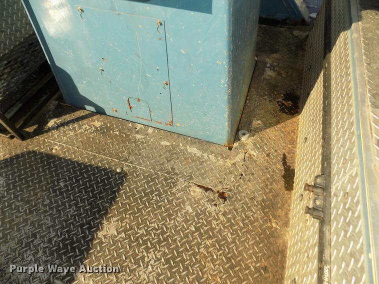 image for item DD2893 2003 International 7400 bucket truck