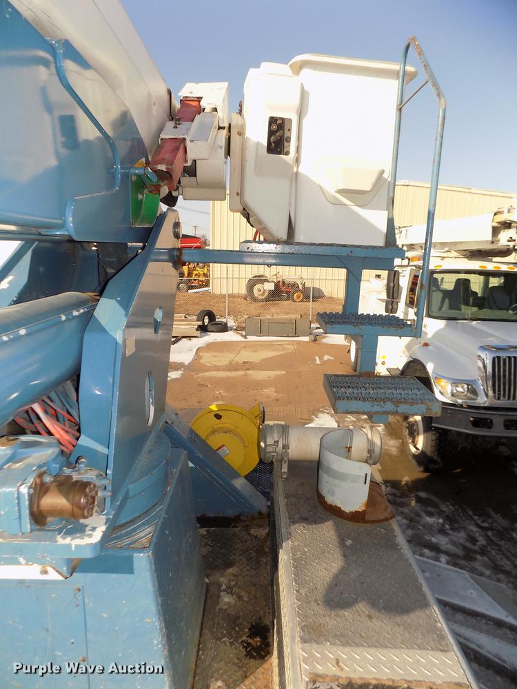 image for item DD2893 2003 International 7400 bucket truck