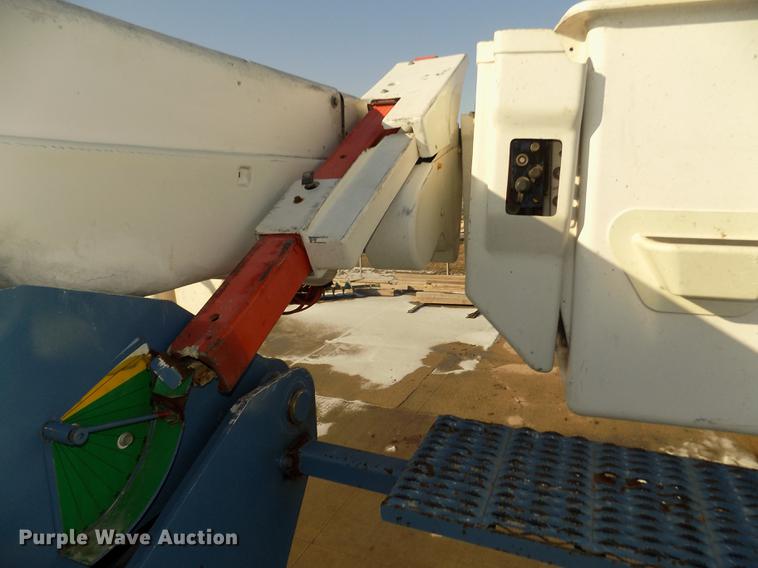 image for item DD2893 2003 International 7400 bucket truck