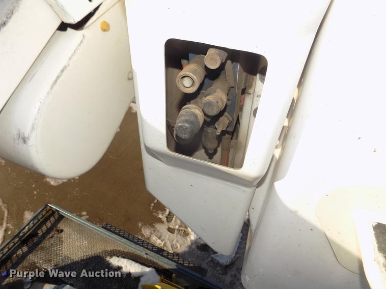 image for item DD2893 2003 International 7400 bucket truck