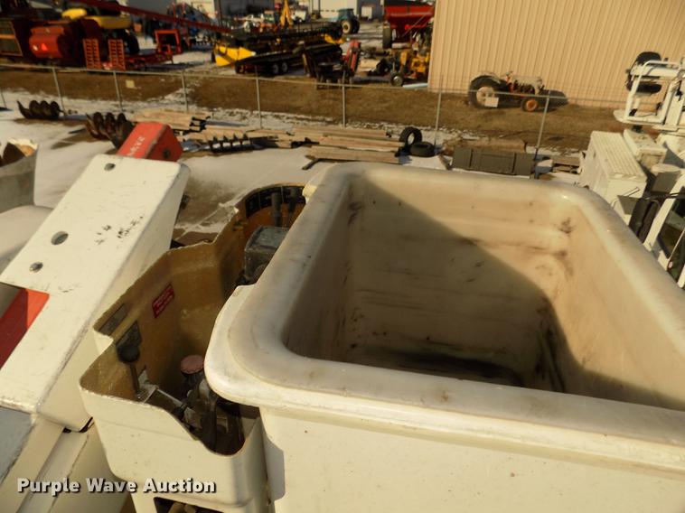 image for item DD2893 2003 International 7400 bucket truck