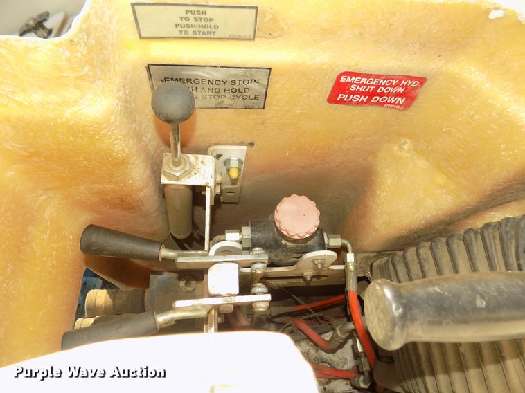 image for item DD2893 2003 International 7400 bucket truck