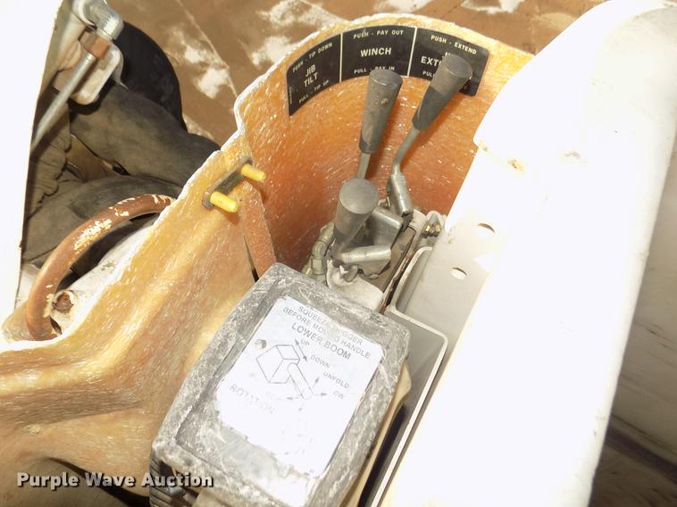 image for item DD2893 2003 International 7400 bucket truck