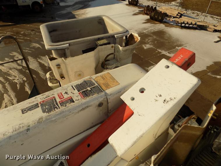 image for item DD2893 2003 International 7400 bucket truck