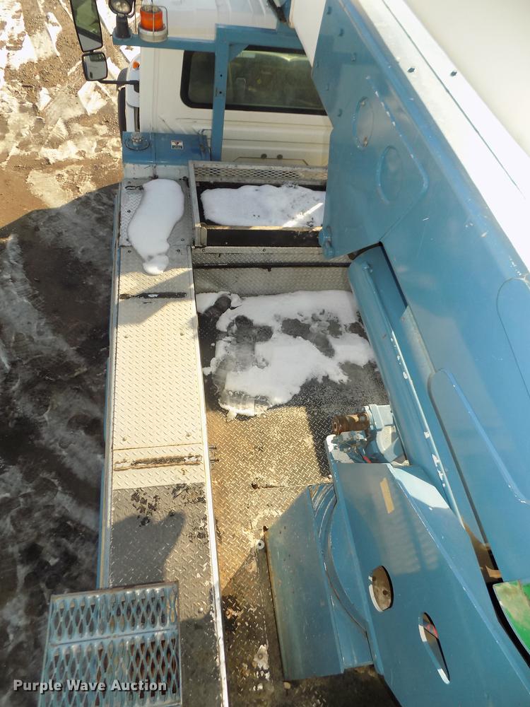 image for item DD2893 2003 International 7400 bucket truck