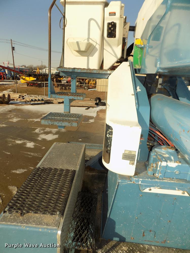 image for item DD2893 2003 International 7400 bucket truck