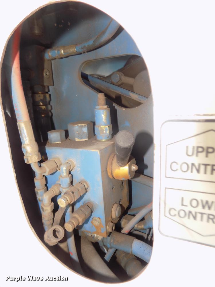 image for item DD2893 2003 International 7400 bucket truck