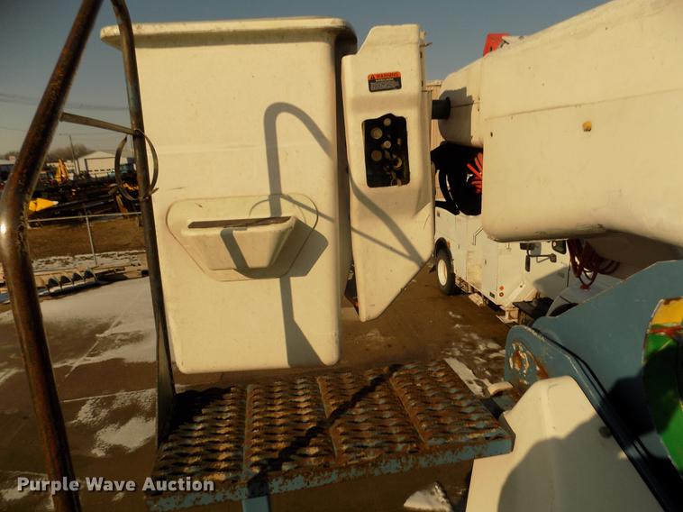 image for item DD2893 2003 International 7400 bucket truck