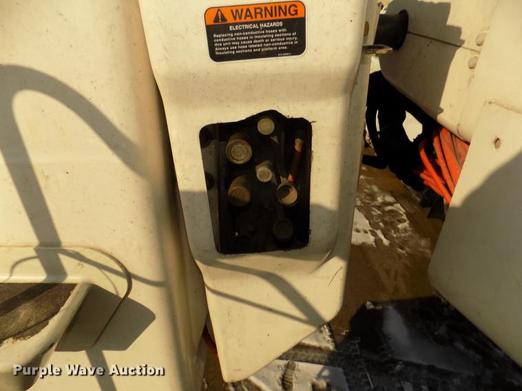 image for item DD2893 2003 International 7400 bucket truck