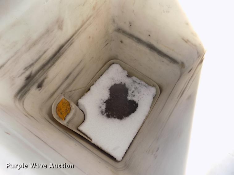 image for item DD2893 2003 International 7400 bucket truck