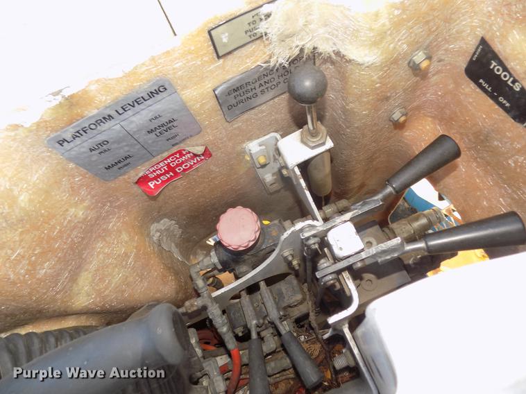 image for item DD2893 2003 International 7400 bucket truck