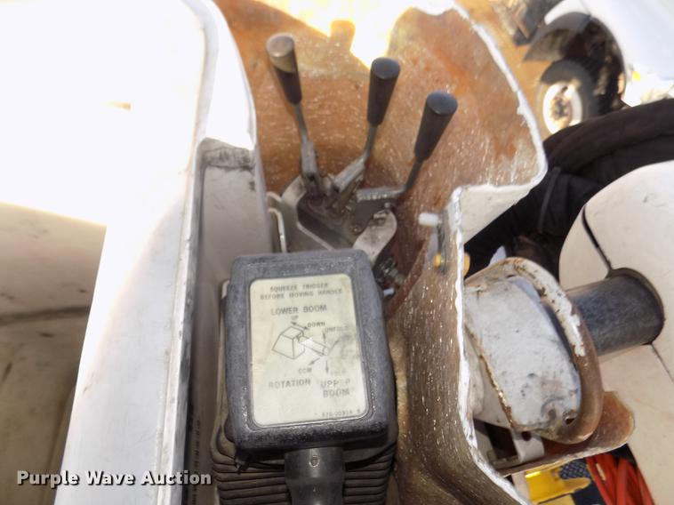 image for item DD2893 2003 International 7400 bucket truck