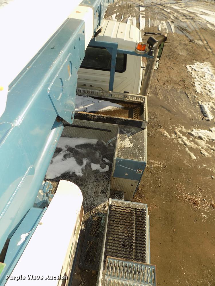 image for item DD2893 2003 International 7400 bucket truck