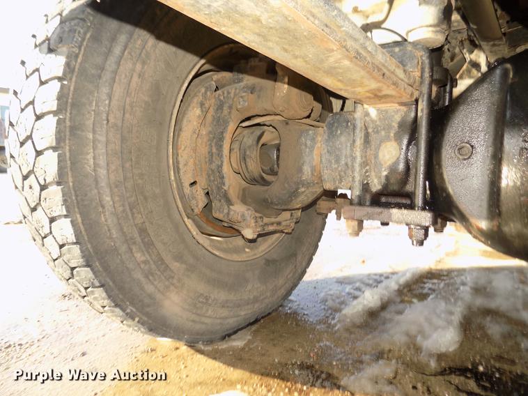 image for item DD2893 2003 International 7400 bucket truck