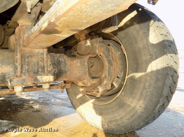 image for item DD2893 2003 International 7400 bucket truck