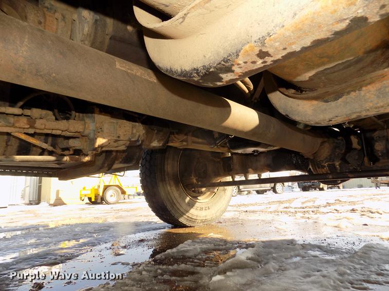 image for item DD2893 2003 International 7400 bucket truck