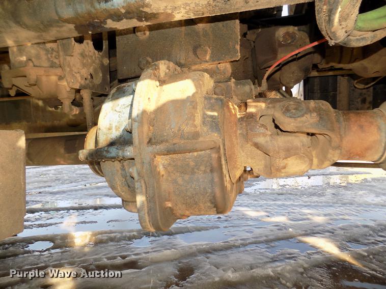 image for item DD2893 2003 International 7400 bucket truck