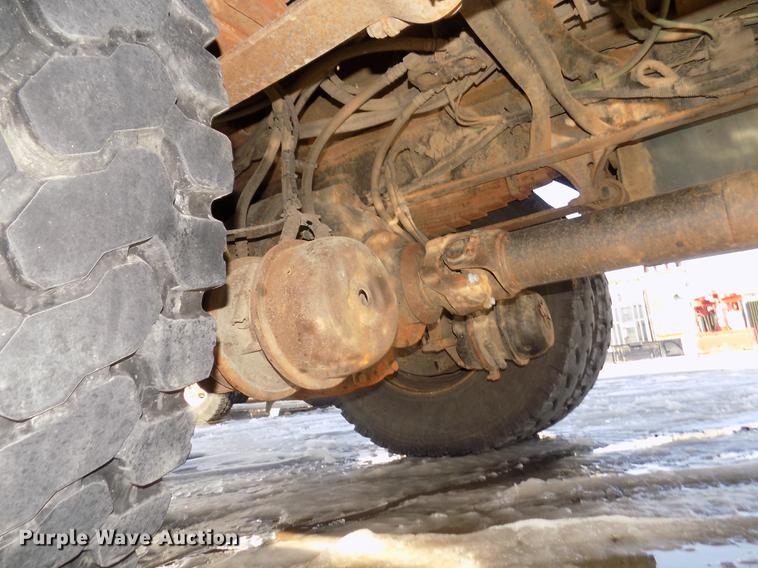 image for item DD2893 2003 International 7400 bucket truck