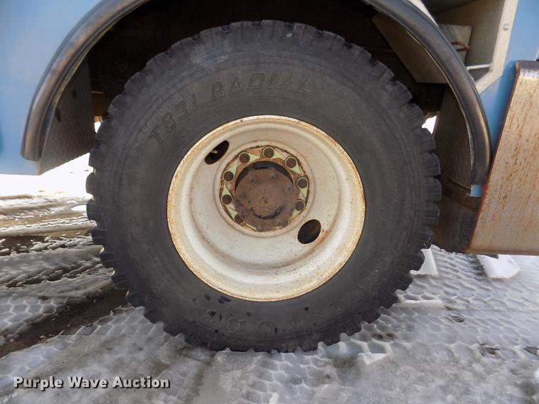 image for item DD2893 2003 International 7400 bucket truck