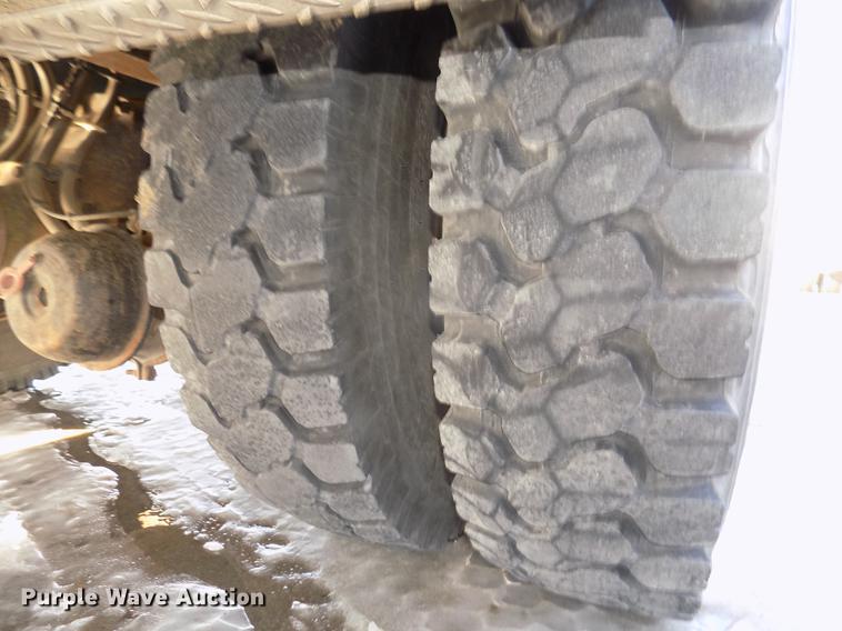 image for item DD2893 2003 International 7400 bucket truck