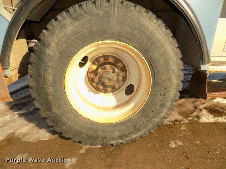 image for item DD2893 2003 International 7400 bucket truck