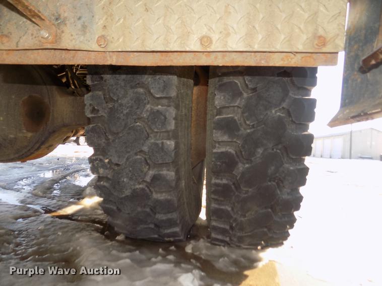 image for item DD2893 2003 International 7400 bucket truck