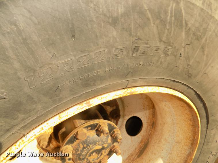 image for item DD2893 2003 International 7400 bucket truck