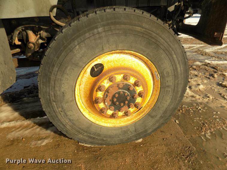 image for item DD2893 2003 International 7400 bucket truck