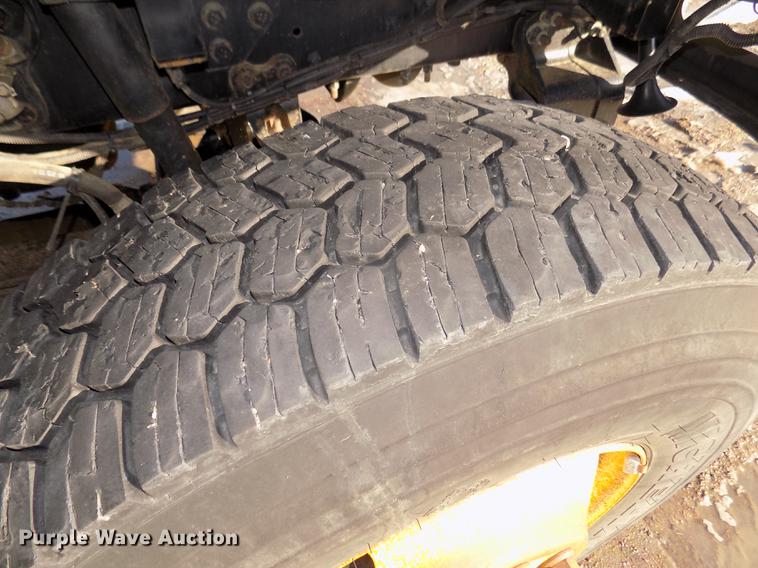 image for item DD2893 2003 International 7400 bucket truck