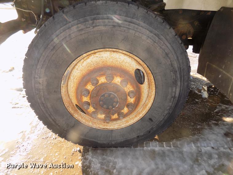 image for item DD2893 2003 International 7400 bucket truck