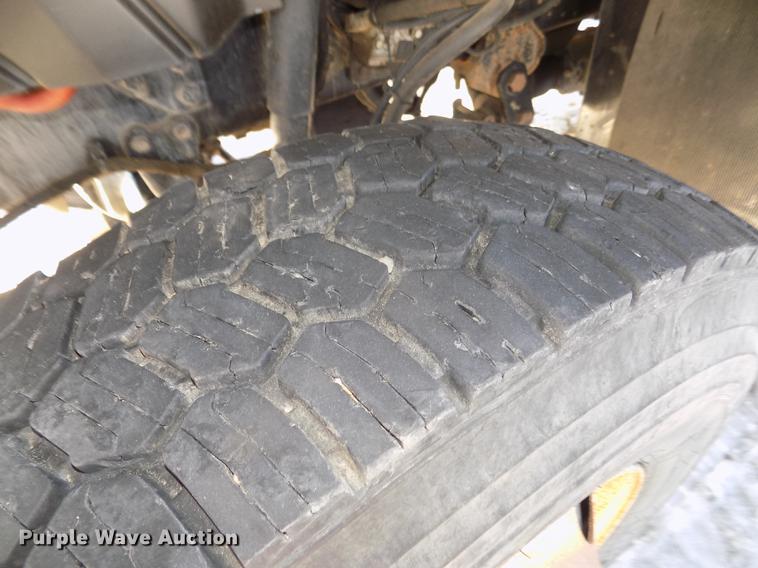 image for item DD2893 2003 International 7400 bucket truck