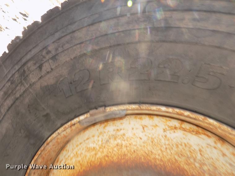 image for item DD2893 2003 International 7400 bucket truck