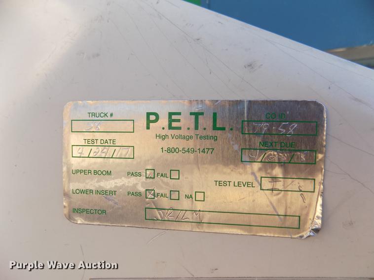 image for item DD2893 2003 International 7400 bucket truck