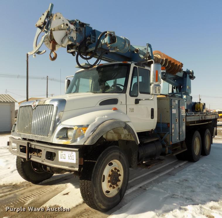 image for item DD2894 2004 International 7400 digger derrick truck