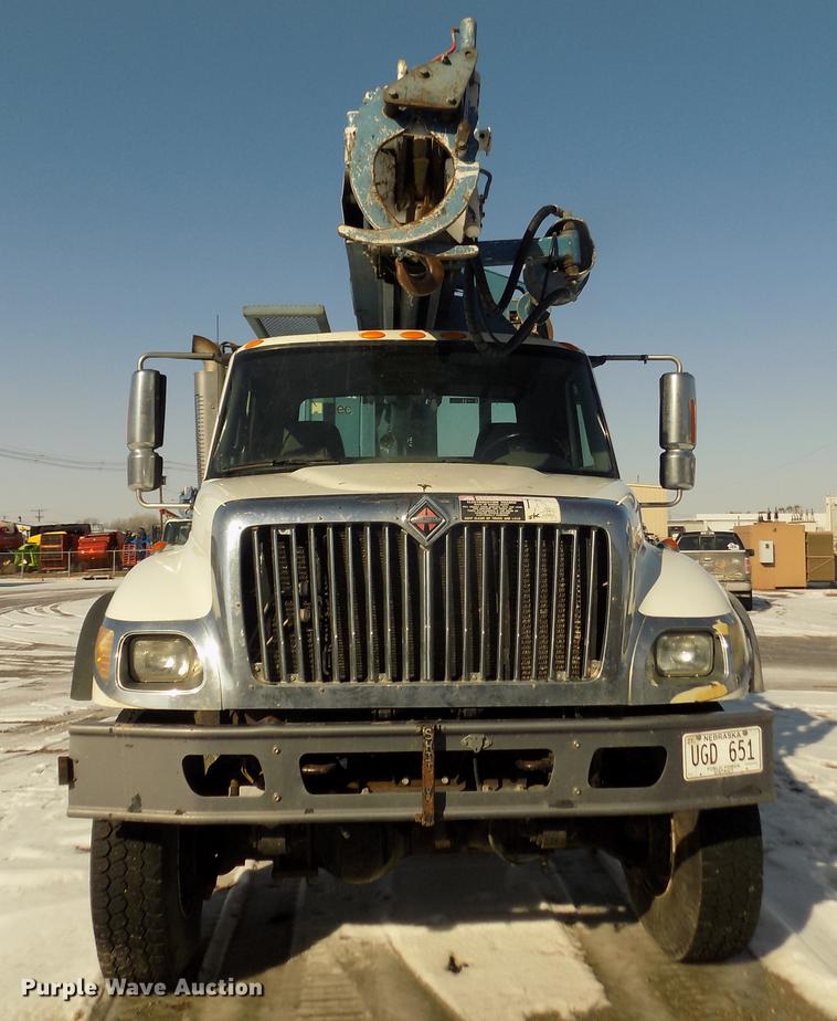 image for item DD2894 2004 International 7400 digger derrick truck