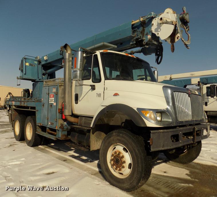 image for item DD2894 2004 International 7400 digger derrick truck