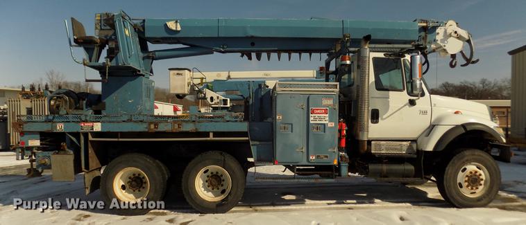image for item DD2894 2004 International 7400 digger derrick truck