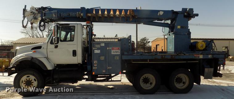 image for item DD2894 2004 International 7400 digger derrick truck