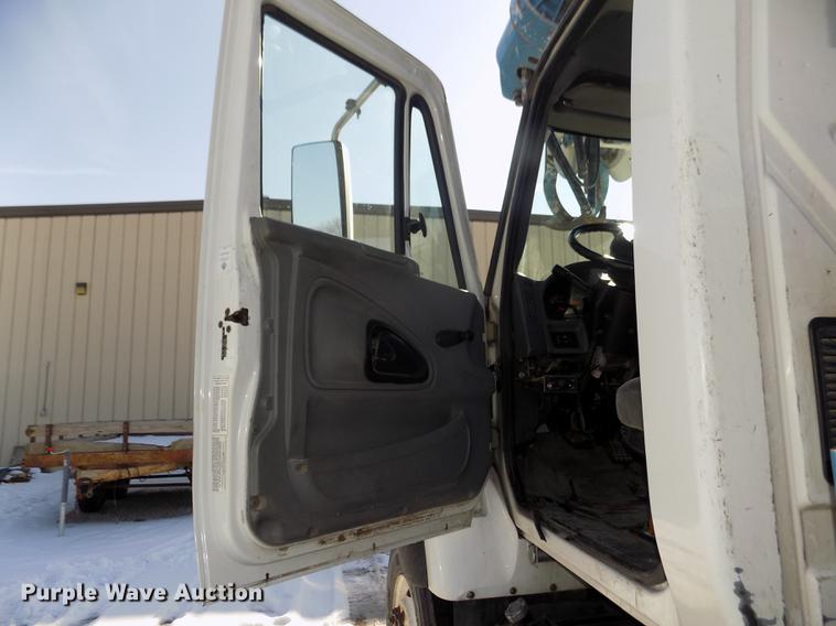 image for item DD2894 2004 International 7400 digger derrick truck