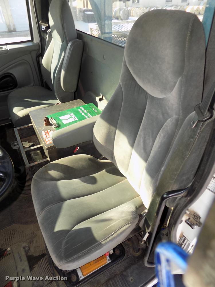 image for item DD2894 2004 International 7400 digger derrick truck