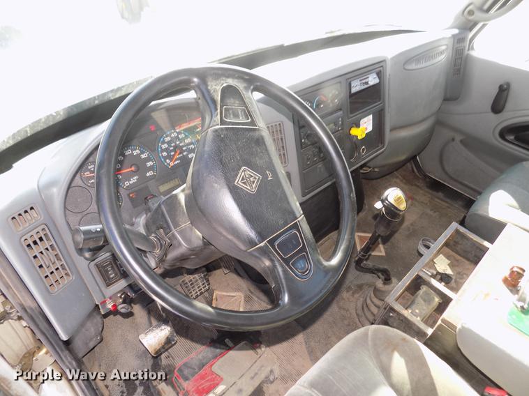 image for item DD2894 2004 International 7400 digger derrick truck