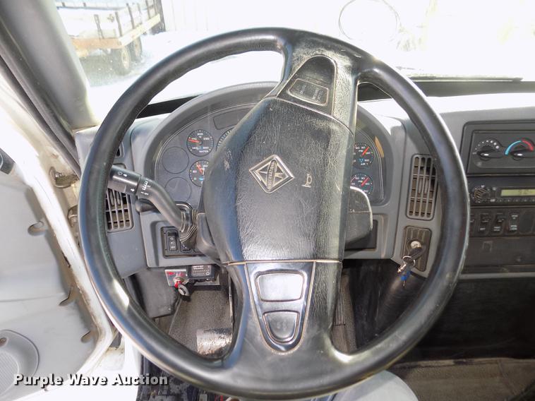 image for item DD2894 2004 International 7400 digger derrick truck