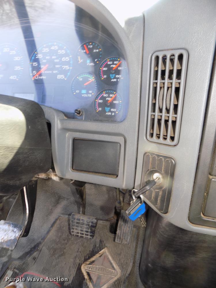 image for item DD2894 2004 International 7400 digger derrick truck